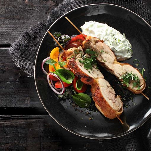 Kycklingspett med vitlök, tzatziki och tomatsallad