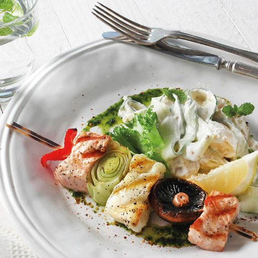 Grillade fiskspett med myntayoghurt